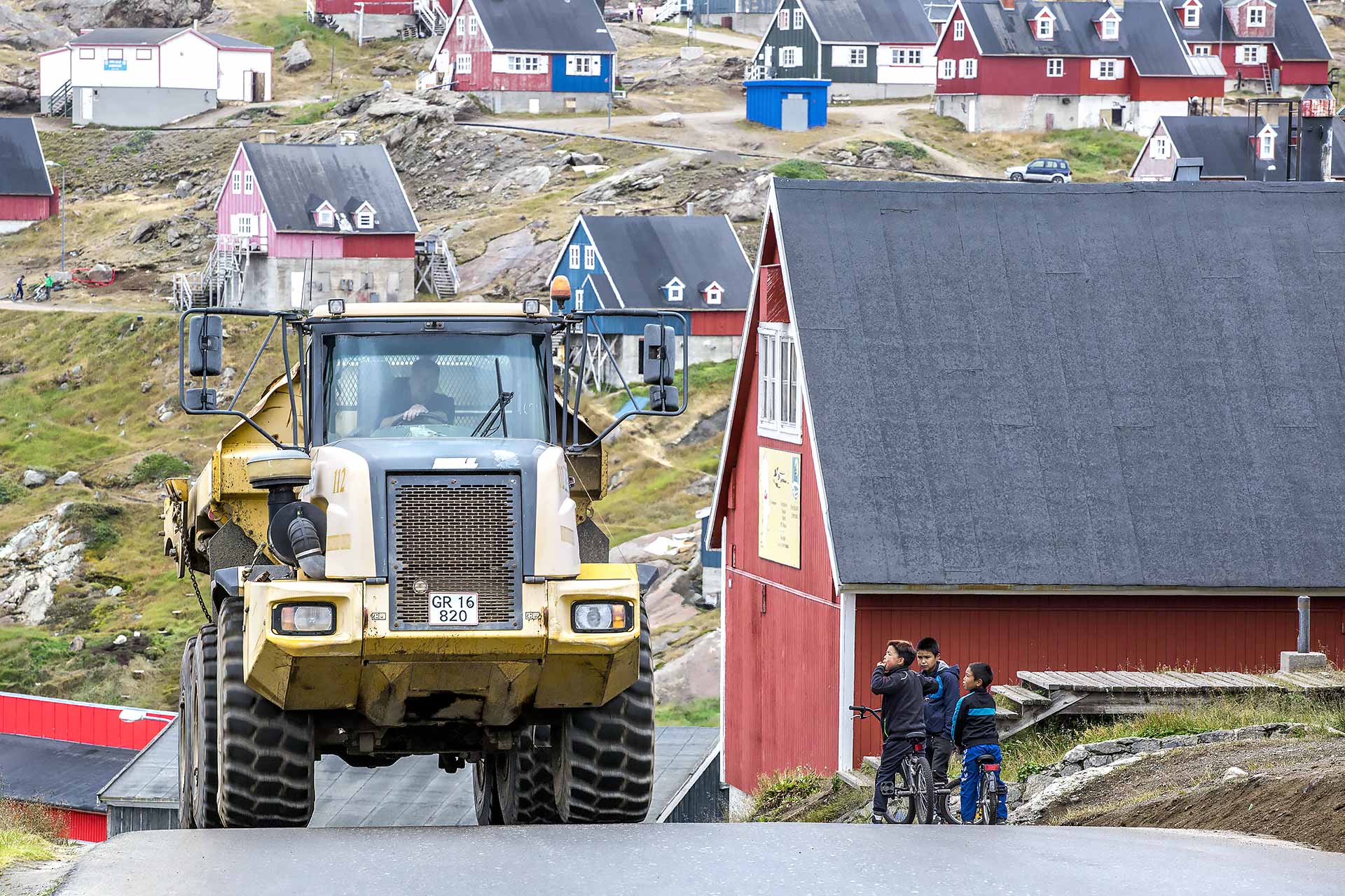 Greenland : a road at the bottom of glaciers