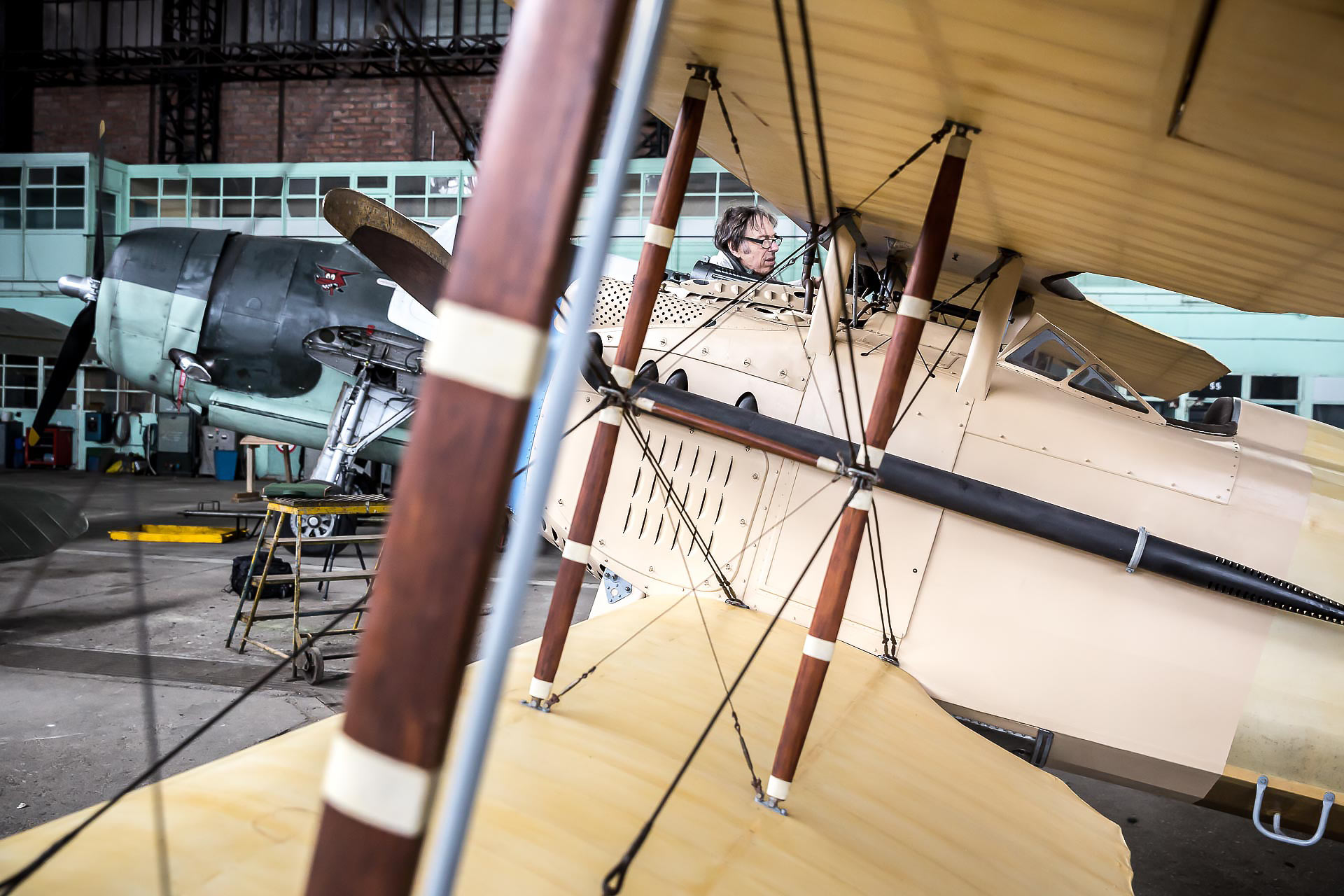 portraits de restaurateurs d'avions anciens, par julien cresp