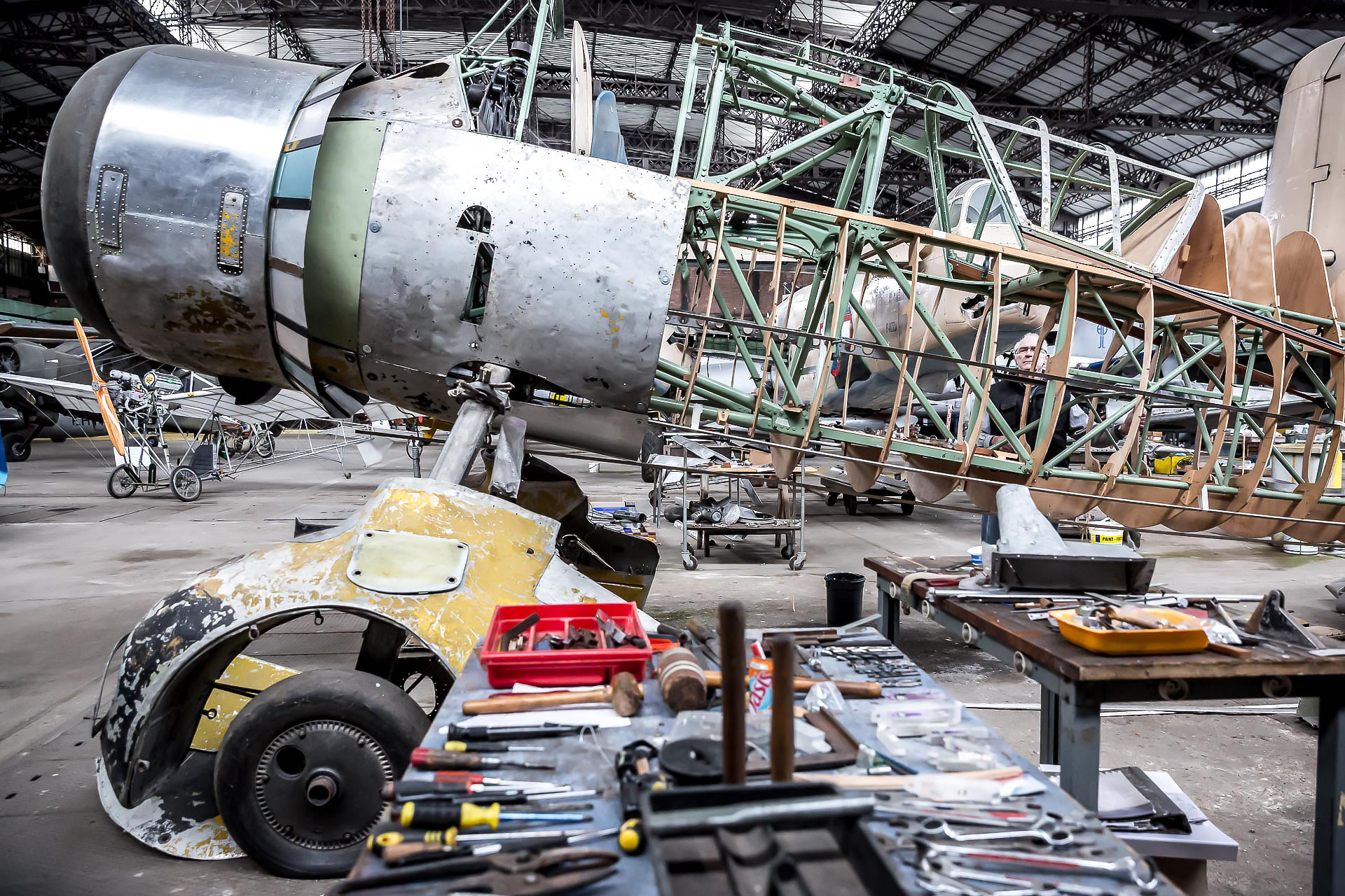 portraits de restaurateurs d'avions anciens, par julien cresp