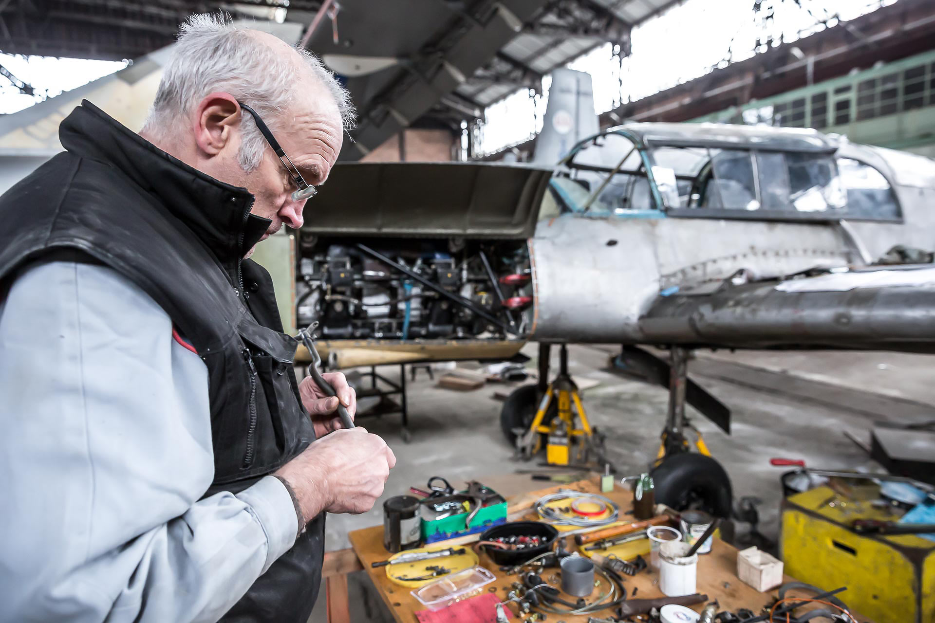 portraits de restaurateurs d'avions anciens, par julien cresp