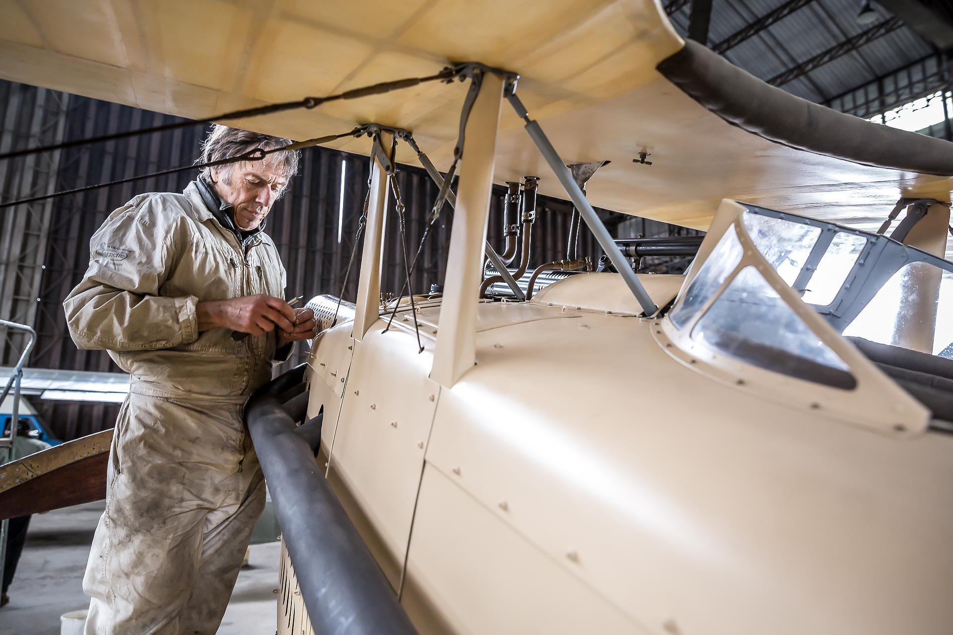 portraits de restaurateurs d'avions anciens, par julien cresp
