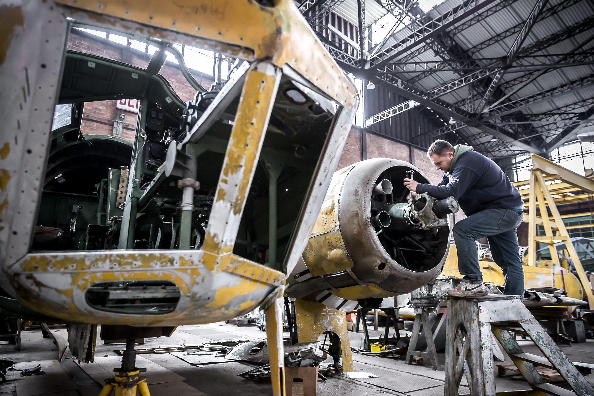 portraits de restaurateurs d'avions anciens, par julien cresp