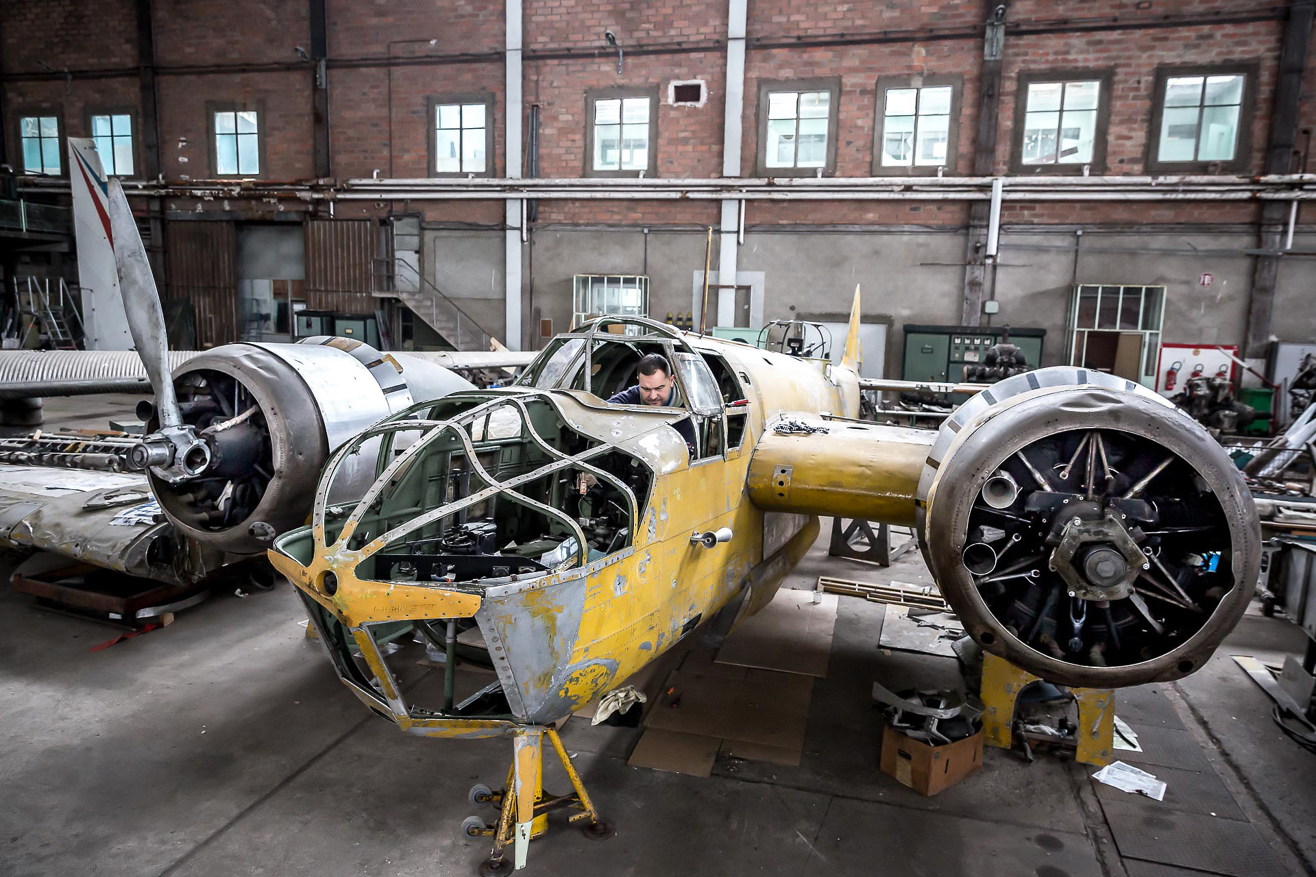 portraits de restaurateurs d'avions anciens, par julien cresp