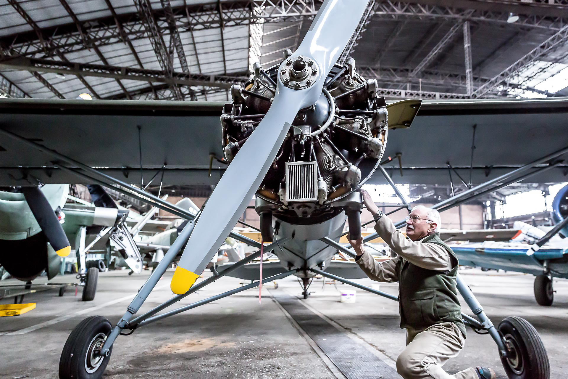 portraits de restaurateurs d'avions anciens, par julien cresp