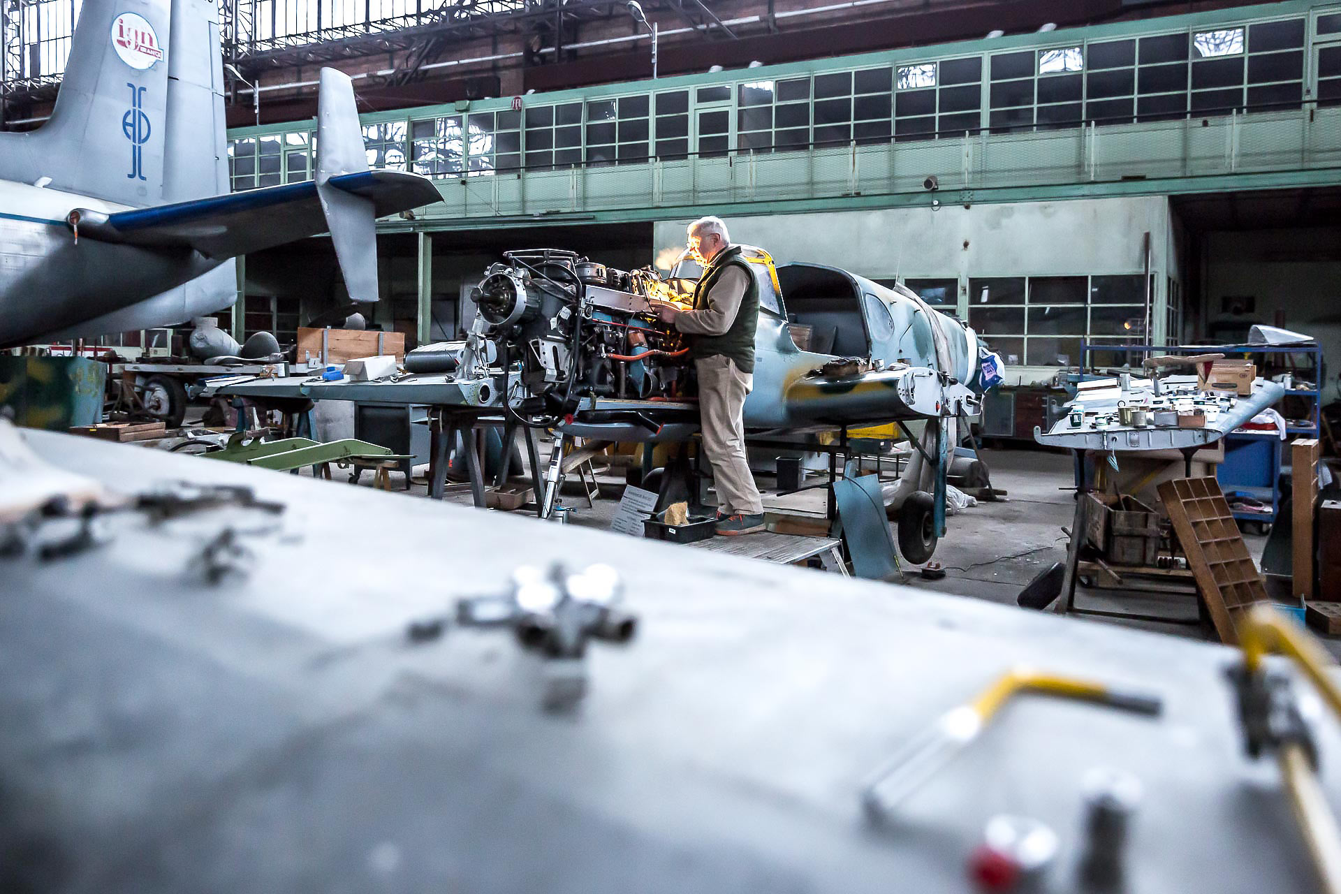 portraits de restaurateurs d'avions anciens, par julien cresp