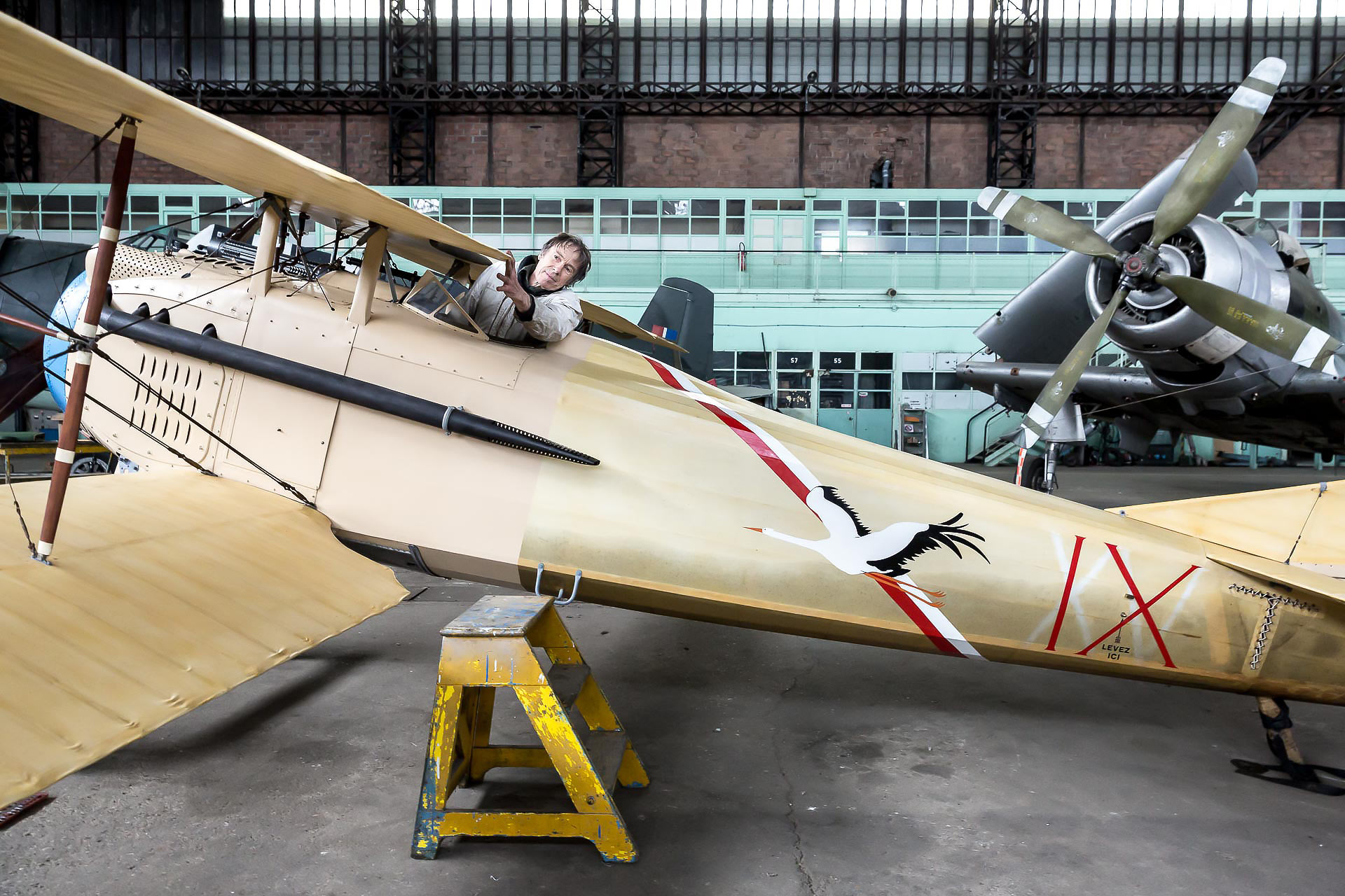portraits de restaurateurs d'avions anciens, par julien cresp