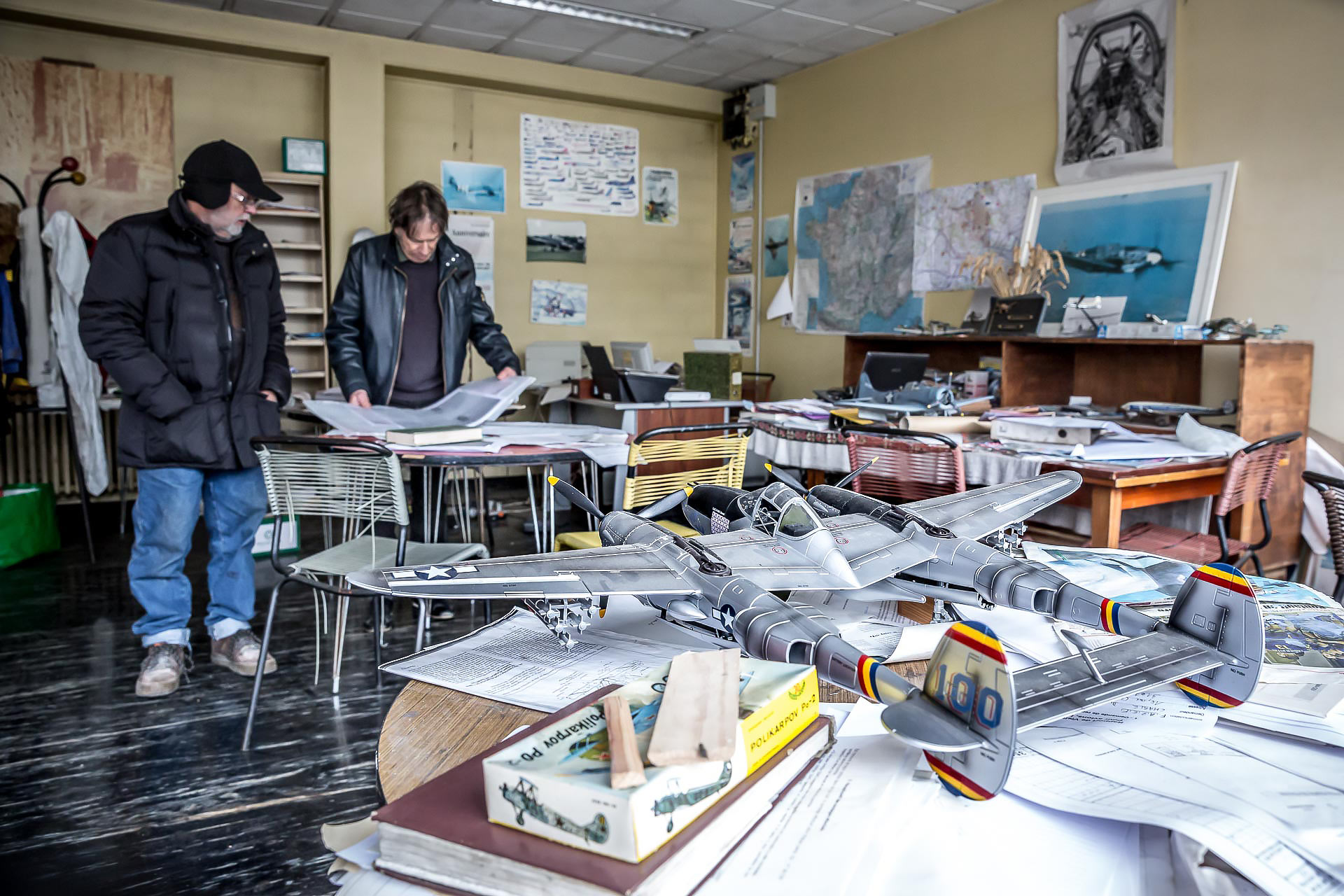 portraits de restaurateurs d'avions anciens, par julien cresp