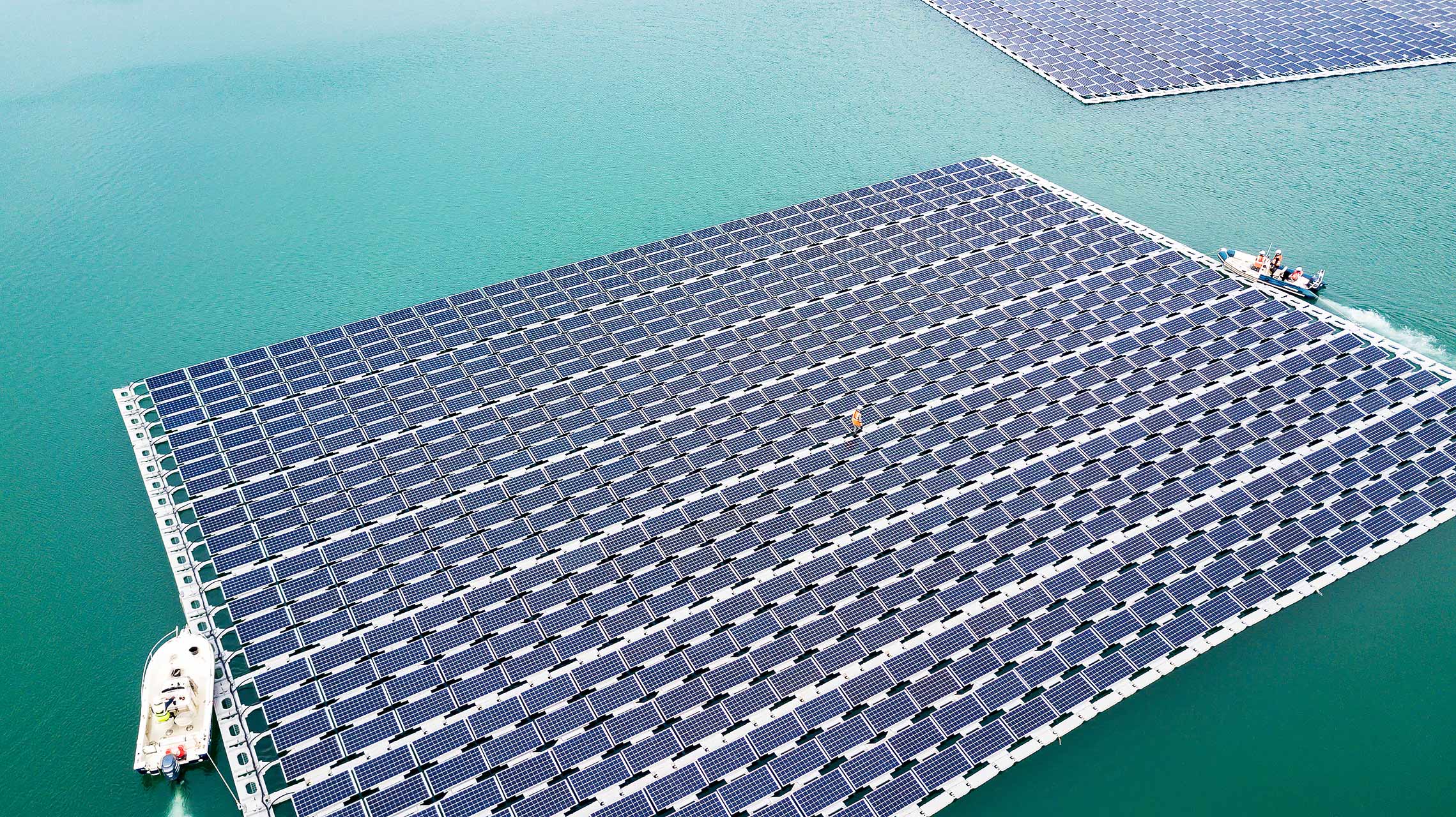 A piolenc, julien_cresp photographie la centrale solaire réalisée par bouygues energie services pour Akuo