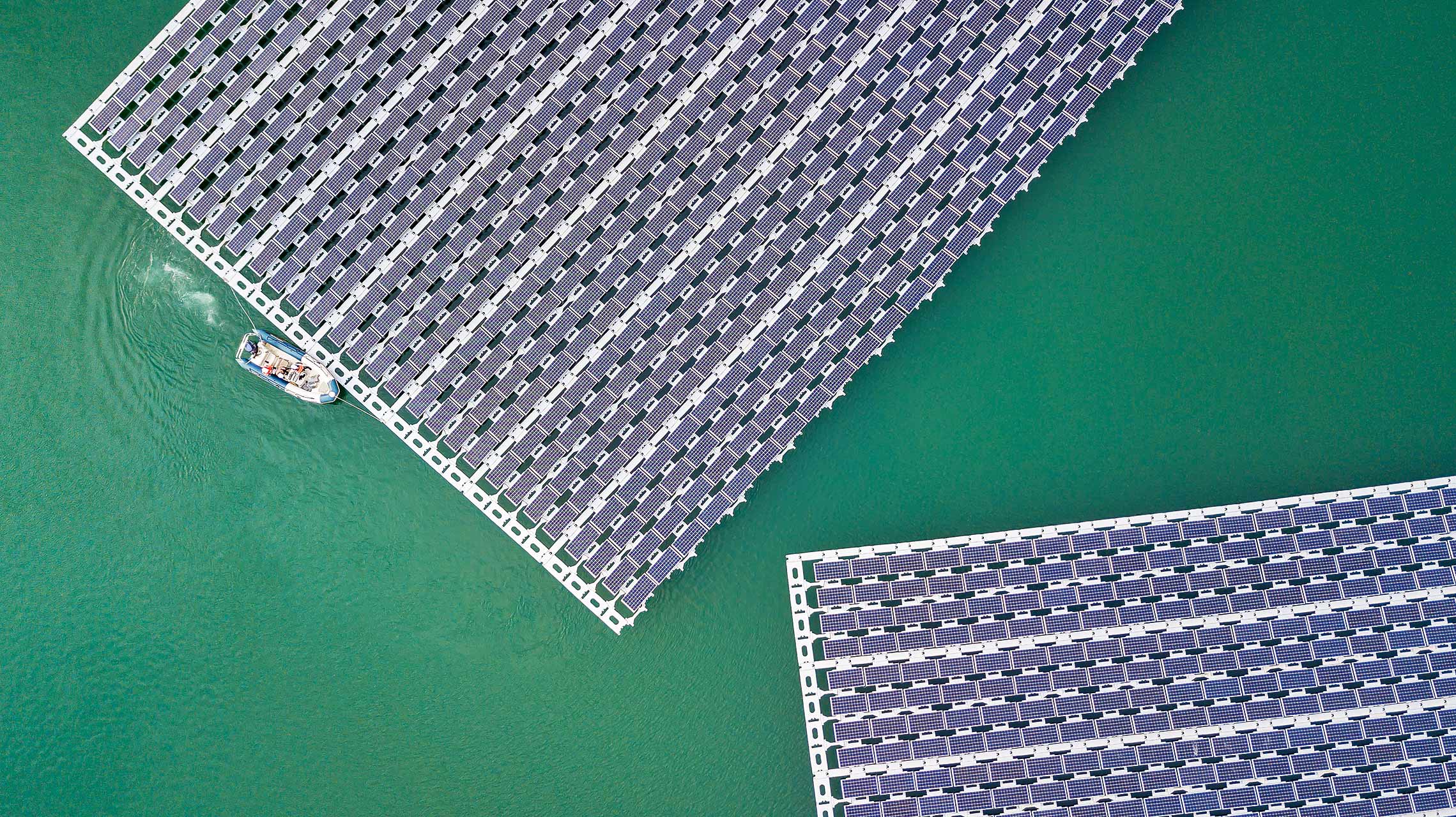 A piolenc, julien_cresp photographie la centrale solaire réalisée par bouygues energie services pour Akuo