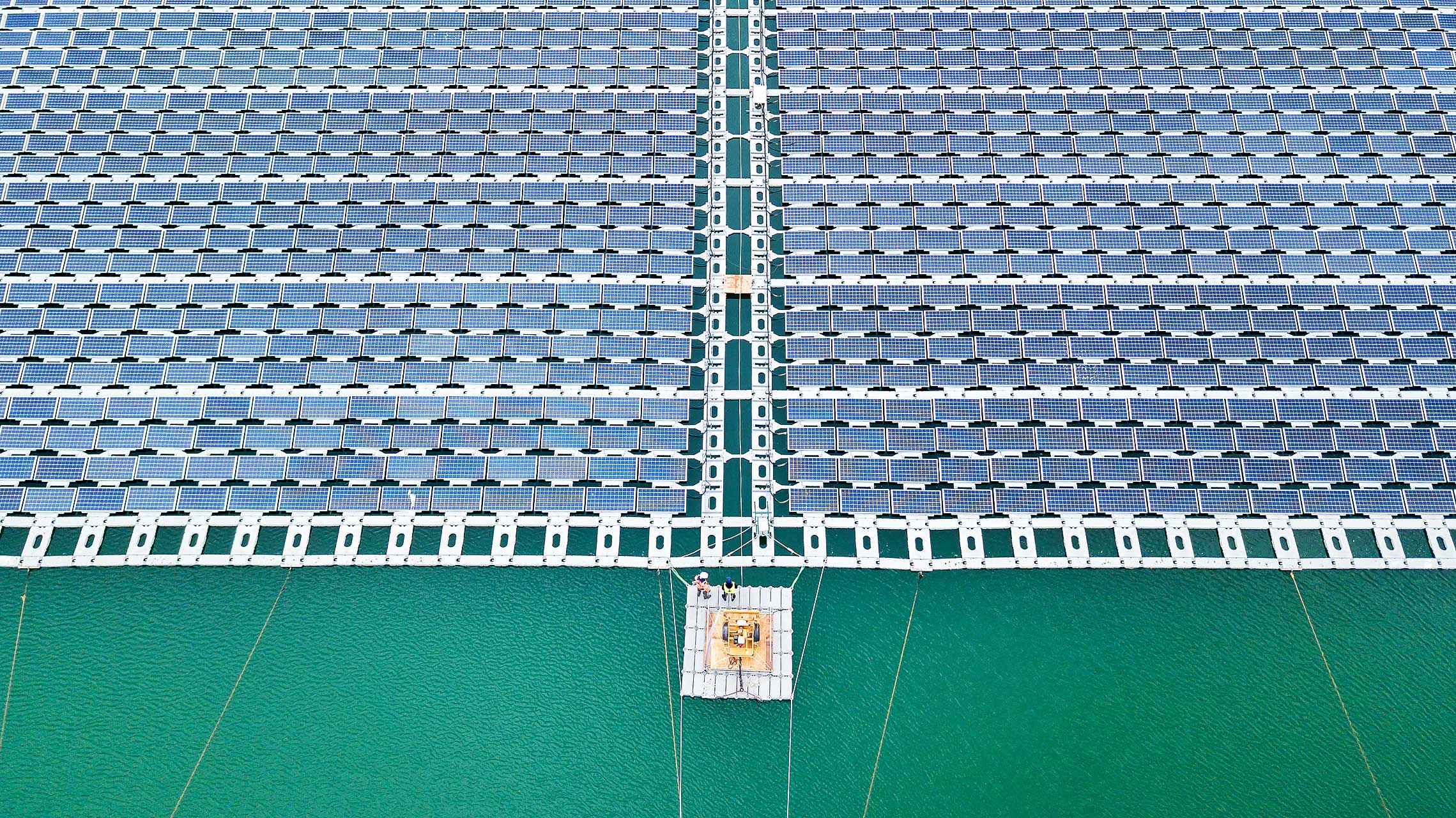 A piolenc, julien_cresp photographie la centrale solaire réalisée par bouygues energie services pour Akuo