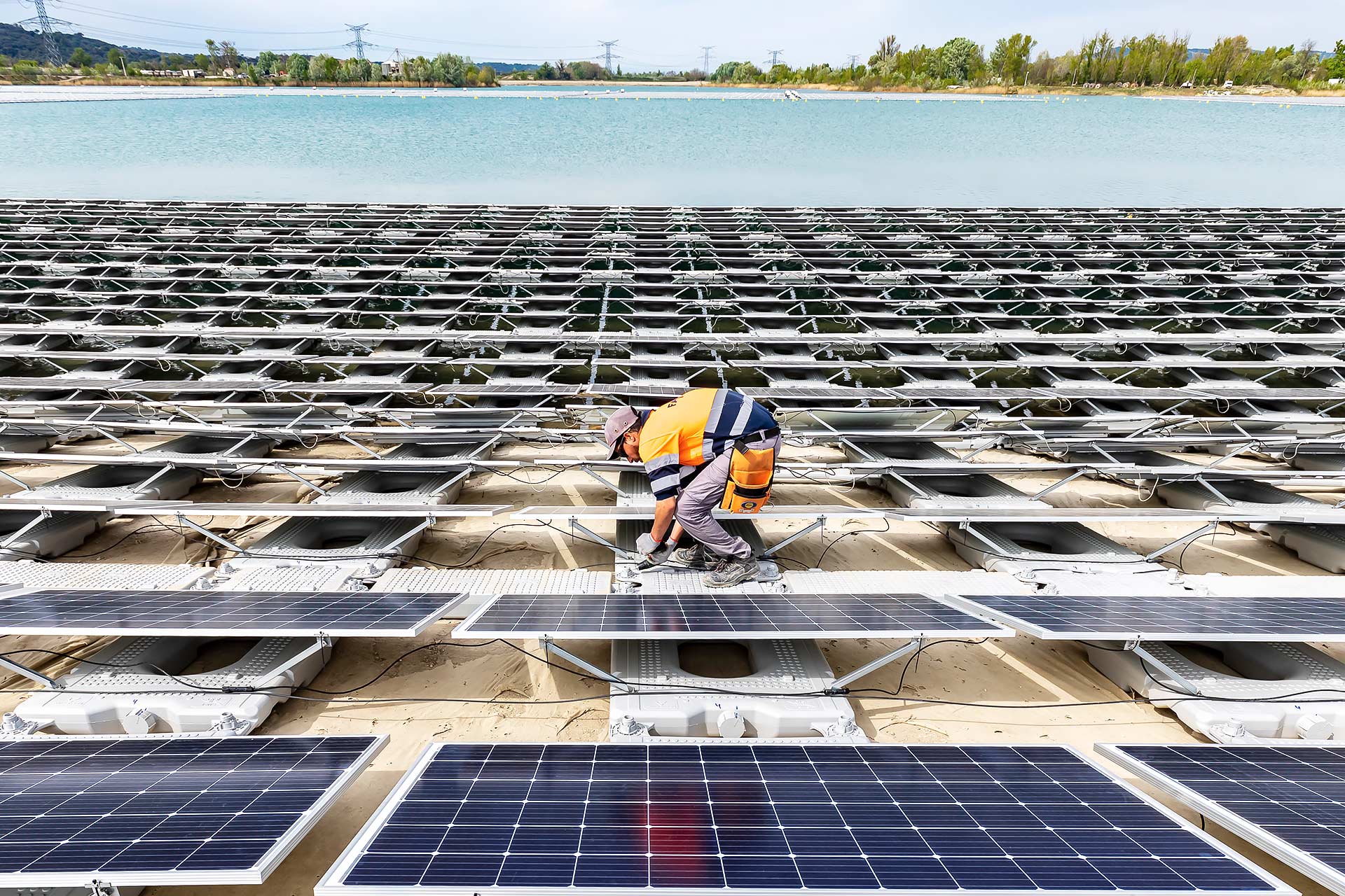 A piolenc, julien_cresp photographie la centrale solaire réalisée par bouygues energie services pour Akuo