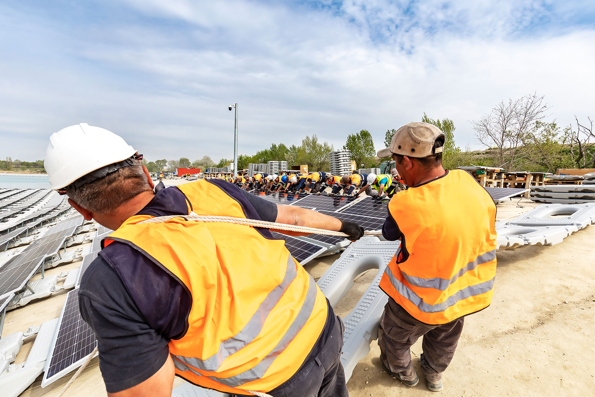 A piolenc, julien_cresp photographie la centrale solaire réalisée par bouygues energie services pour Akuo
