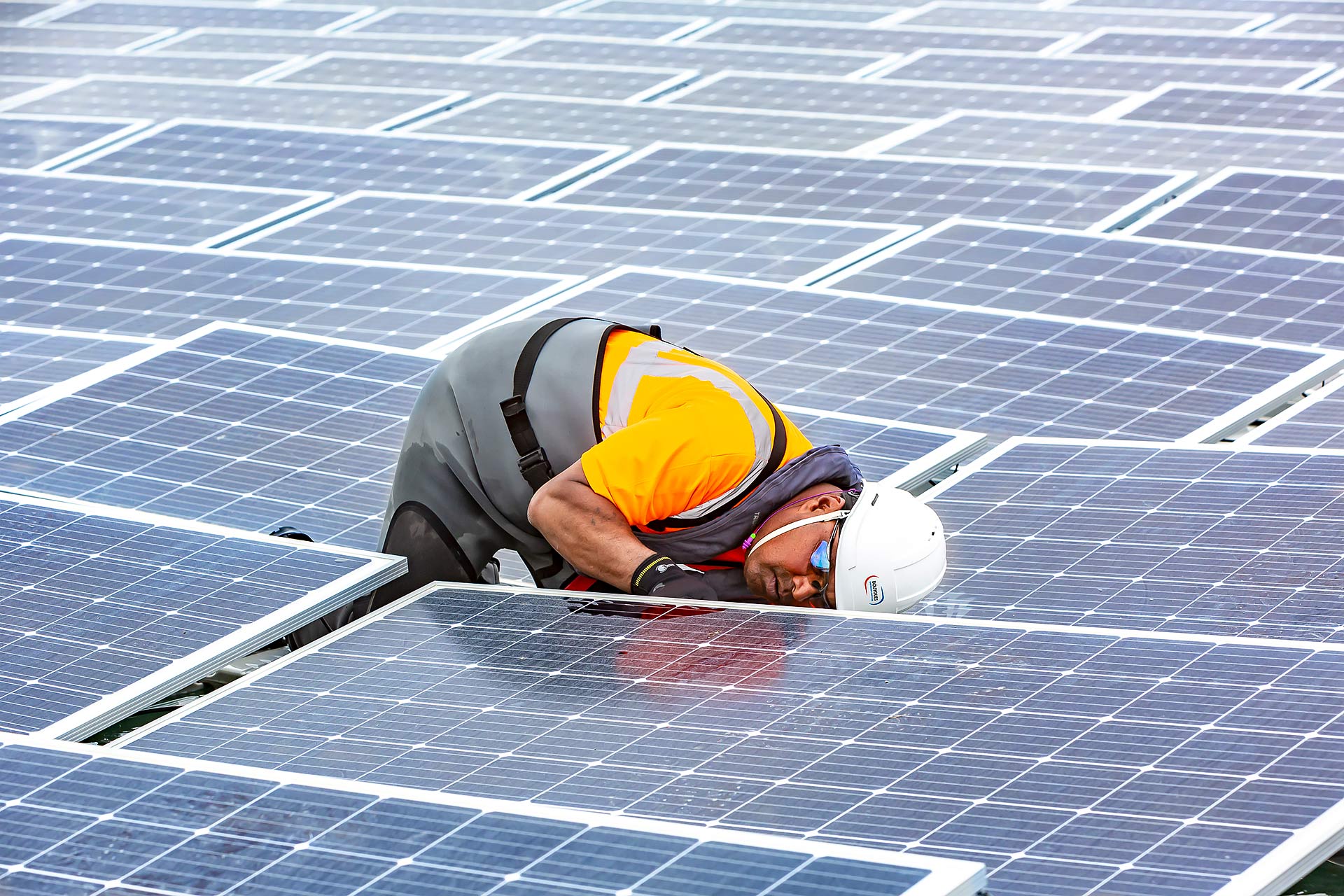 A piolenc, julien cresp photographie la centrale solaire réalisée par bouygues energie services pour Akuo