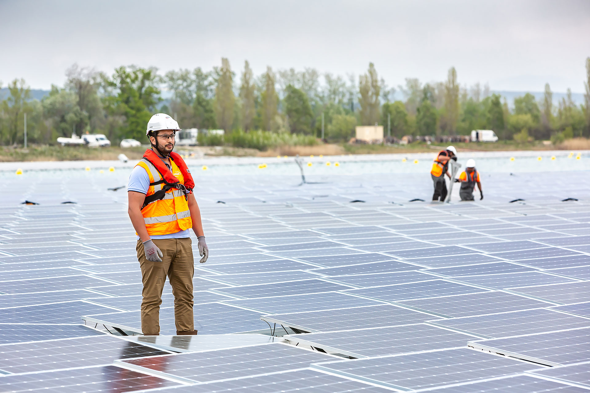 A piolenc, julien cresp photographie la centrale solaire réalisée par bouygues energie services pour Akuo