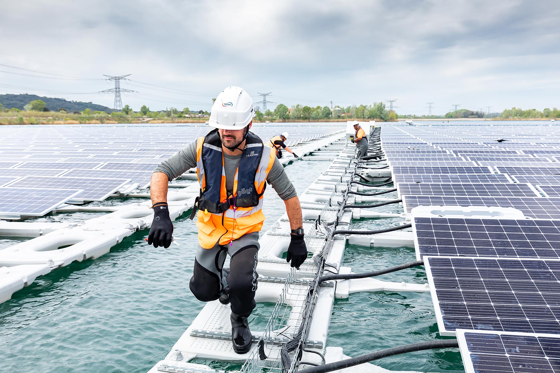 A piolenc, julien_cresp photographie la centrale solaire réalisée par bouygues energie services pour Akuo