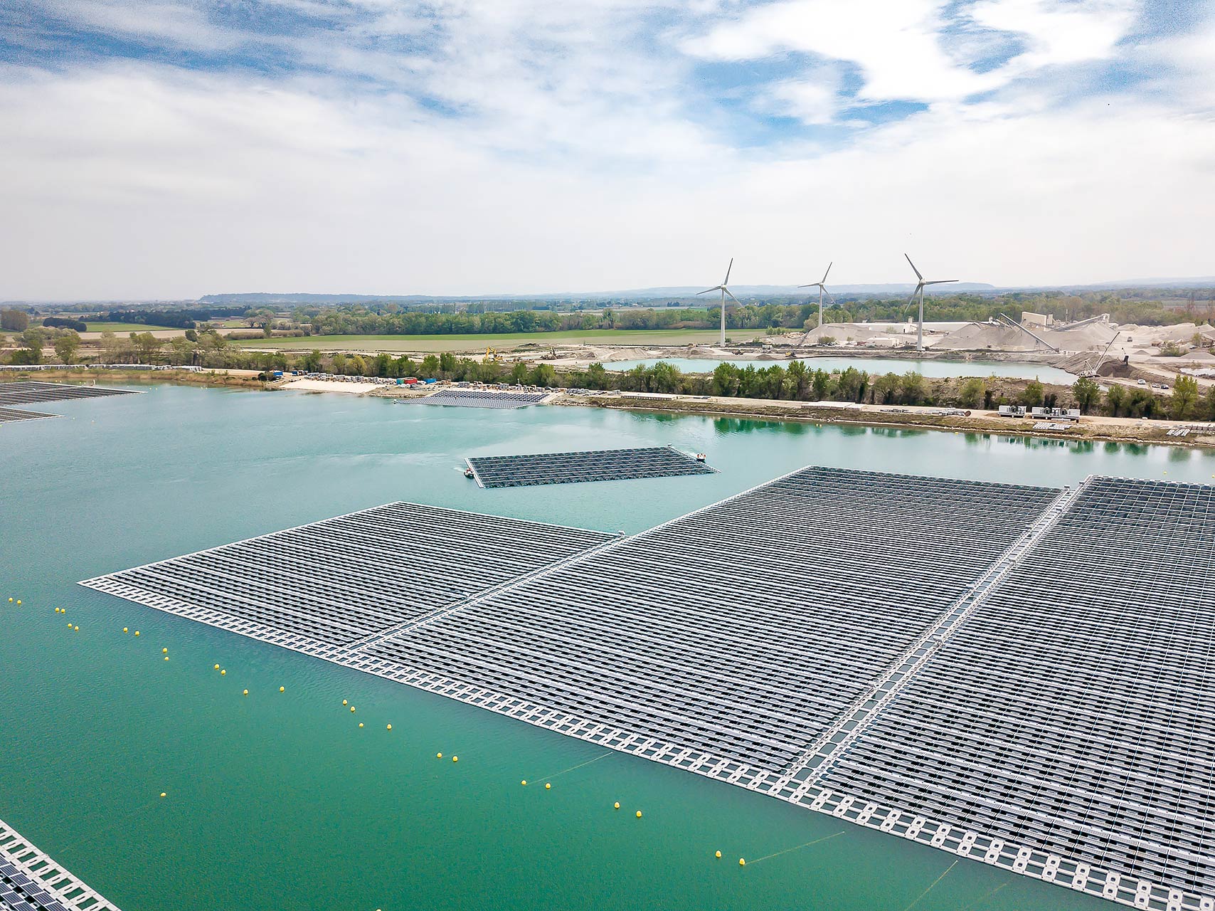 A piolenc, julien_cresp photographie la centrale solaire réalisée par bouygues energie services pour Akuo