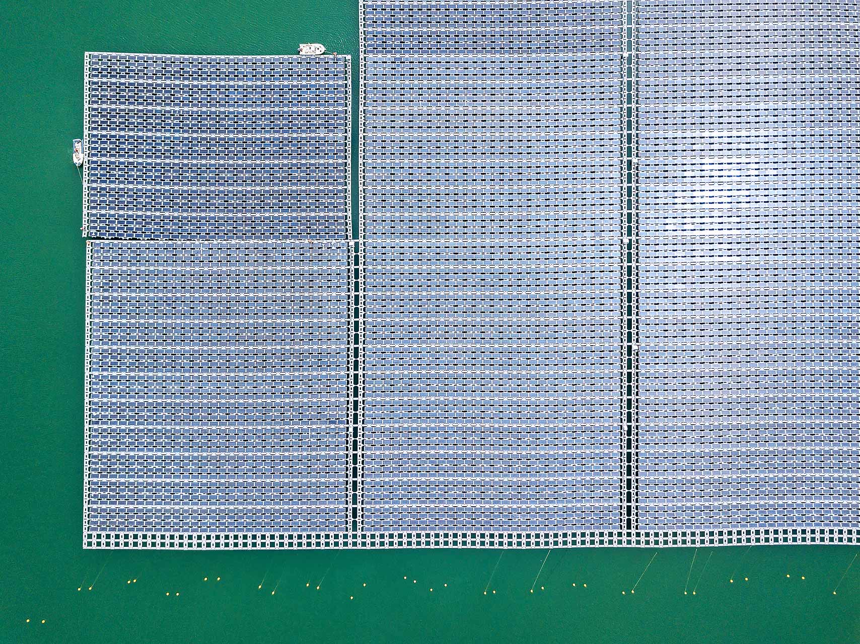 A piolenc, julien_cresp photographie la centrale solaire réalisée par bouygues energie services pour Akuo