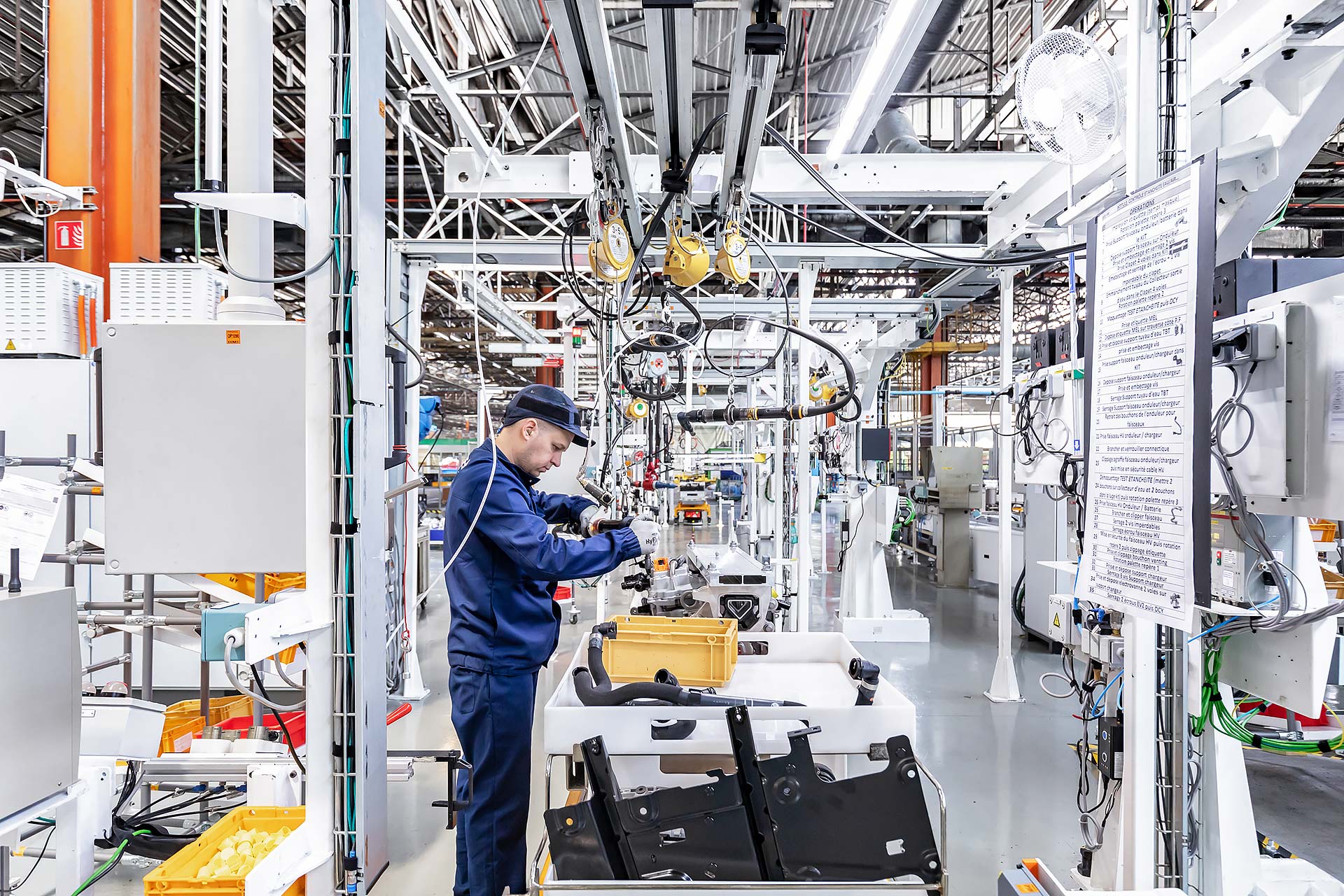 A PSA tremery, julien cresp photographie la chaine de montage de moteurs electriques