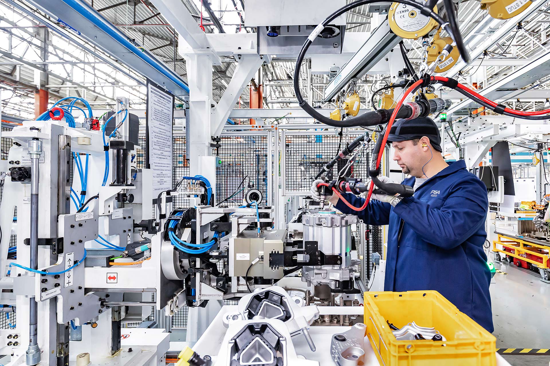 A PSA tremery, julien cresp photographie la chaine de montage de moteurs electriques