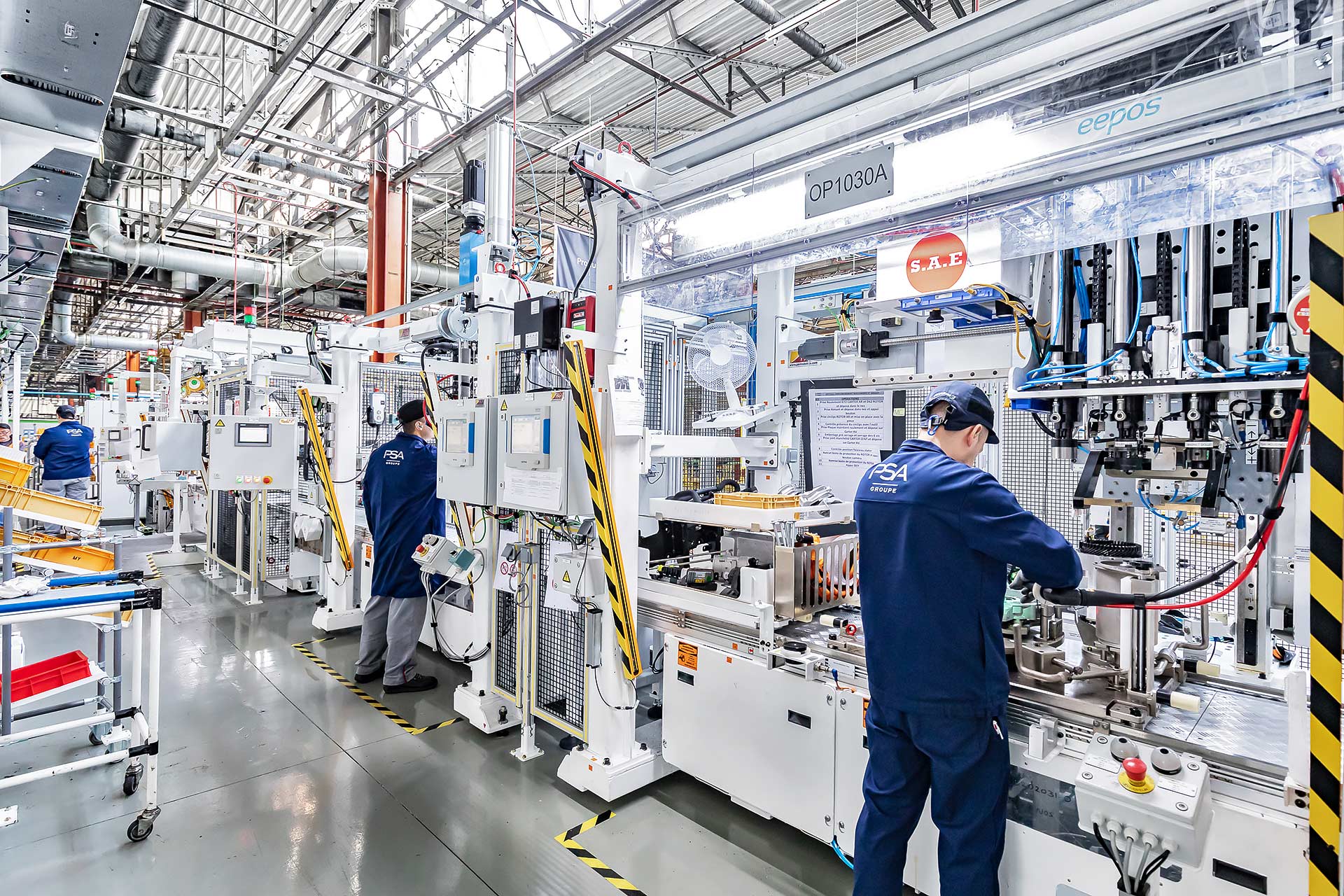 A PSA tremery, julien cresp photographie la chaine de montage de moteurs electriques