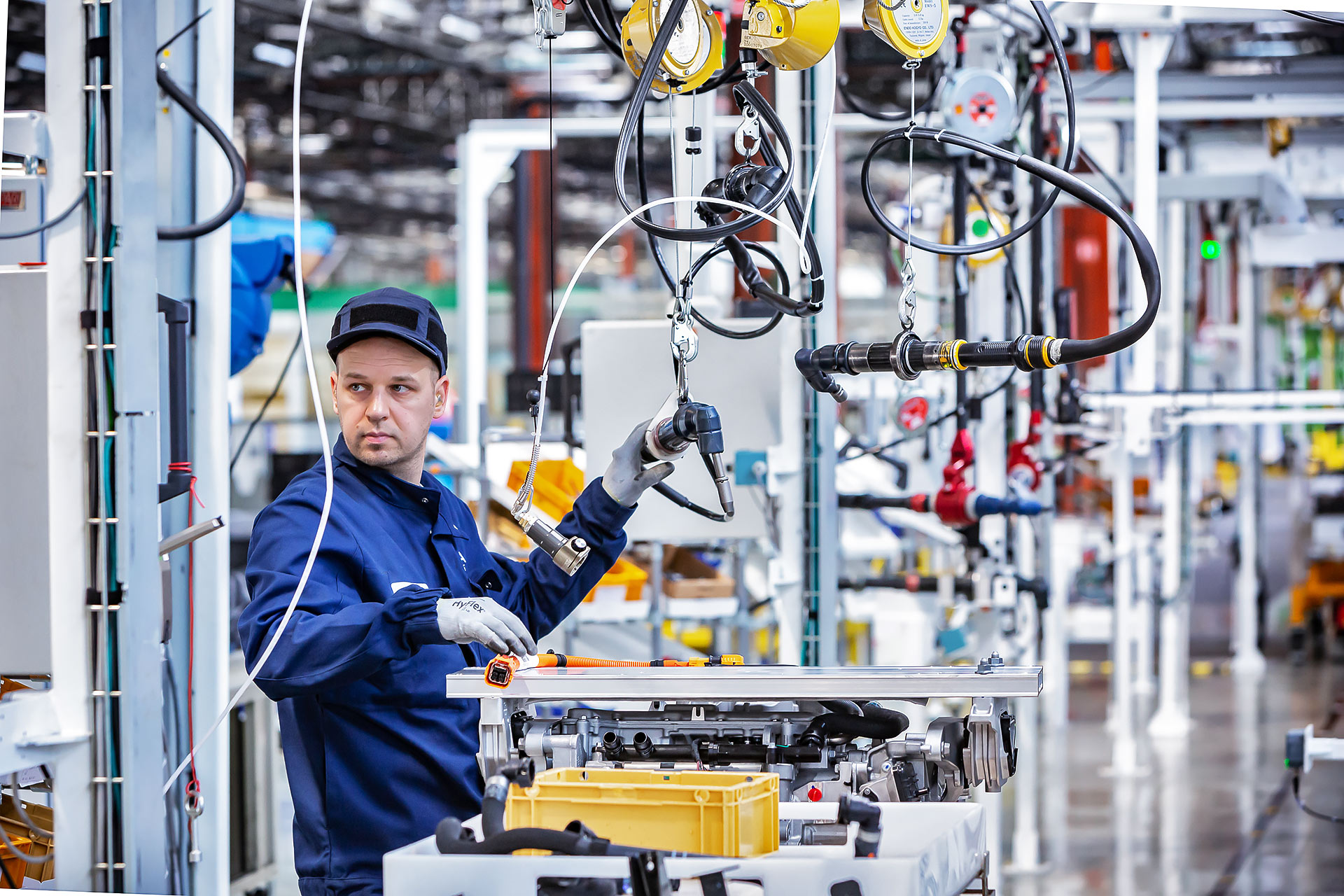 A PSA tremery, julien cresp photographie la chaine de montage de moteurs electriques