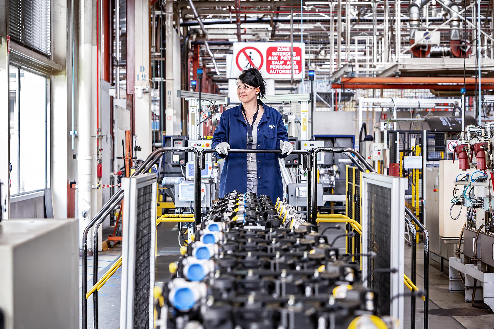 A PSA tremery, julien cresp photographie la chaine de montage de moteurs electriques