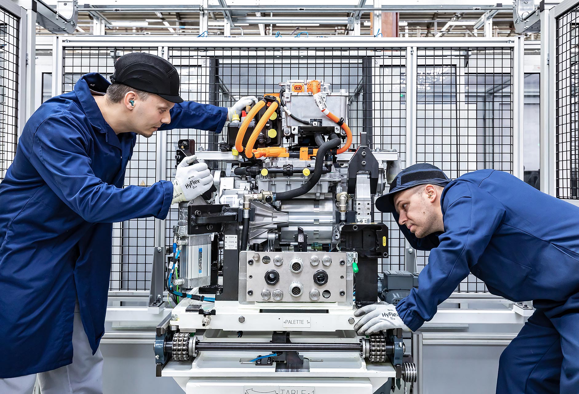 A PSA tremery, julien cresp photographie la chaine de montage de moteurs electriques