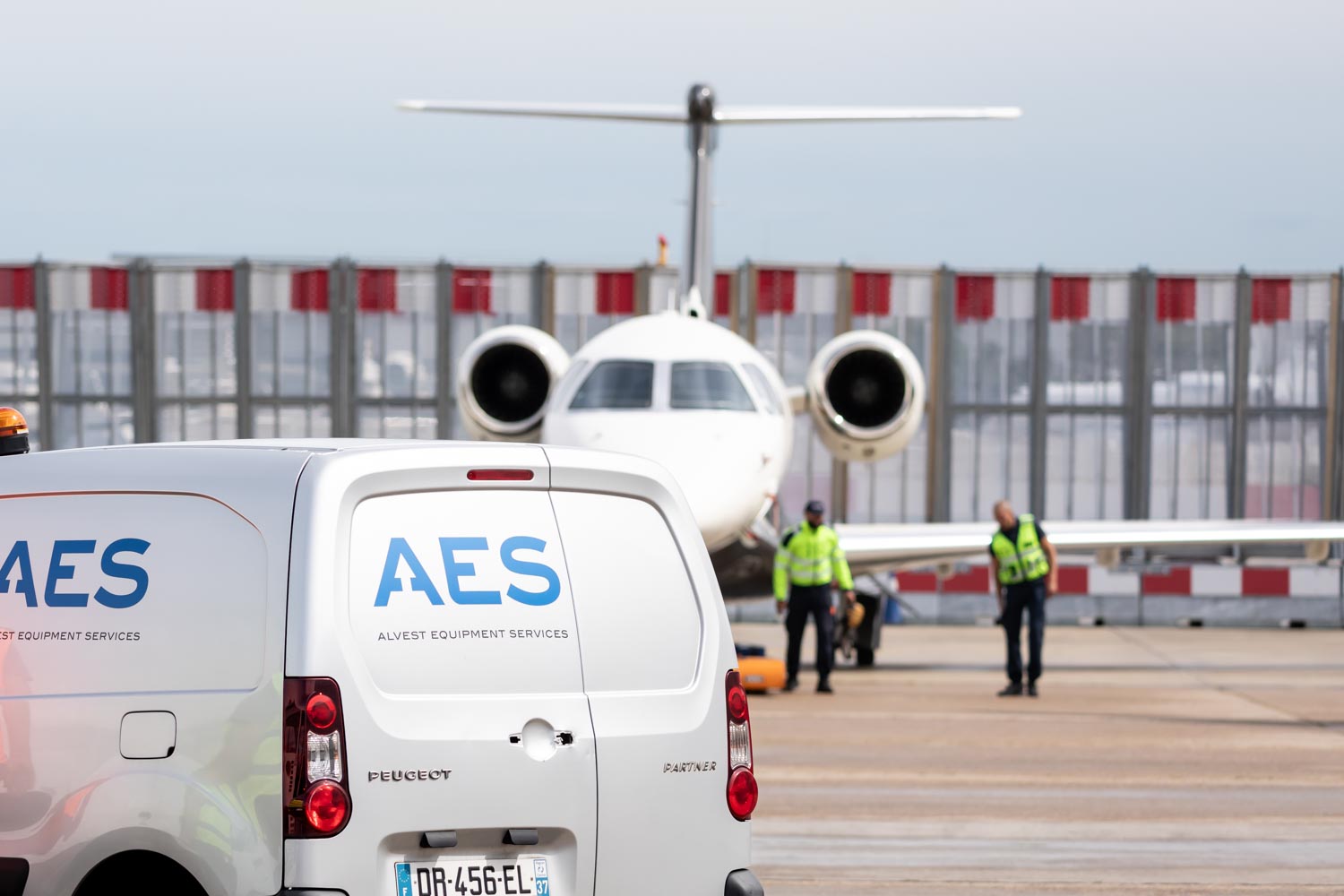 Julien Cresp photographie les équipes de la société AES