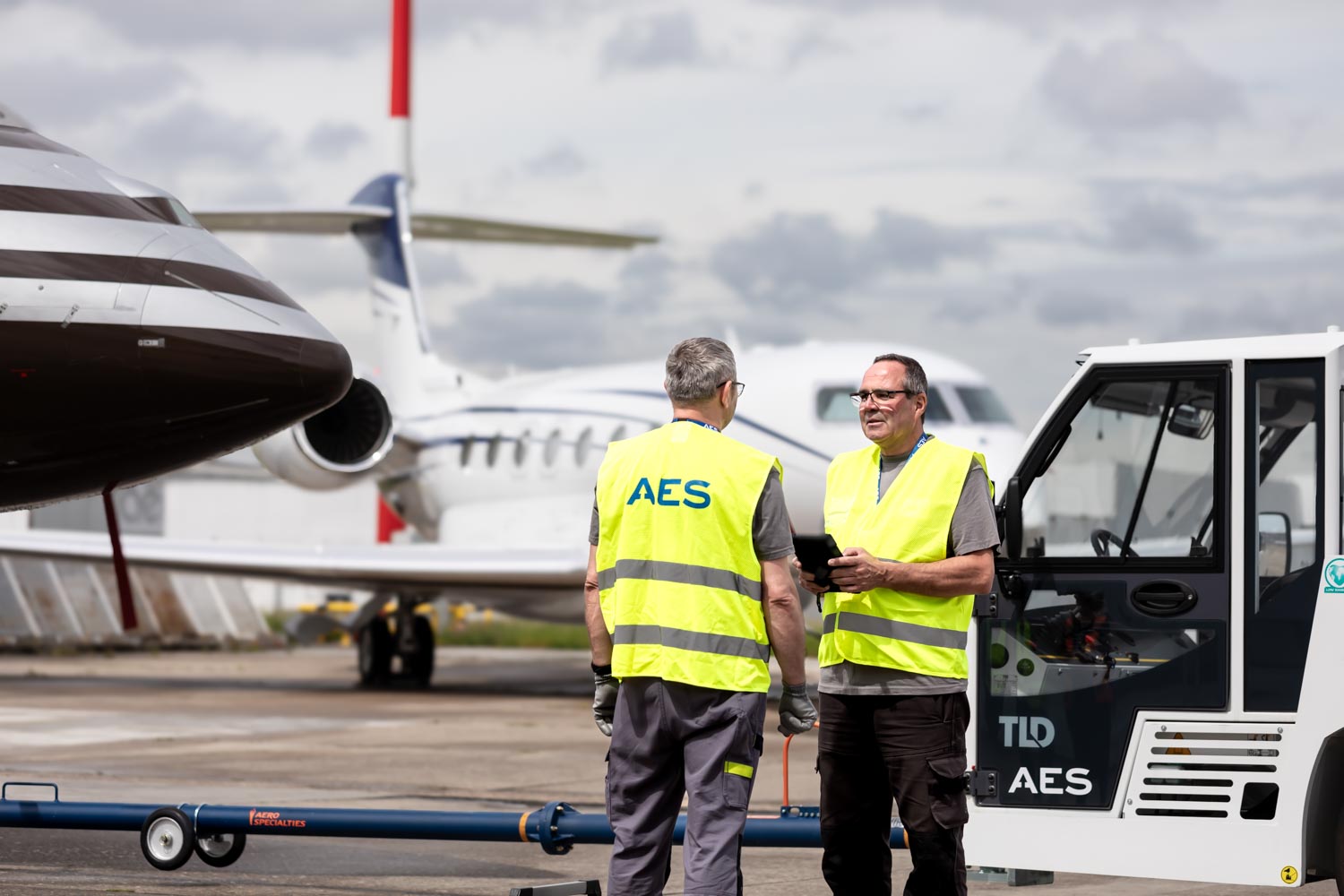 Julien Cresp photographie les équipes de la société AES