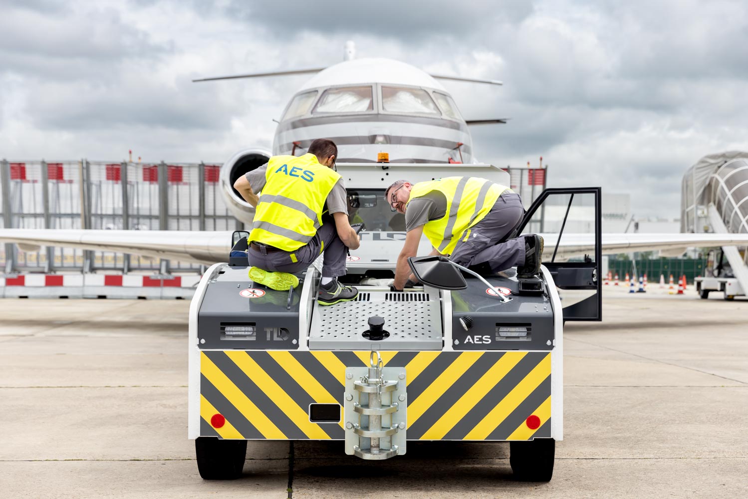 Julien Cresp photographie les équipes de la société AES
