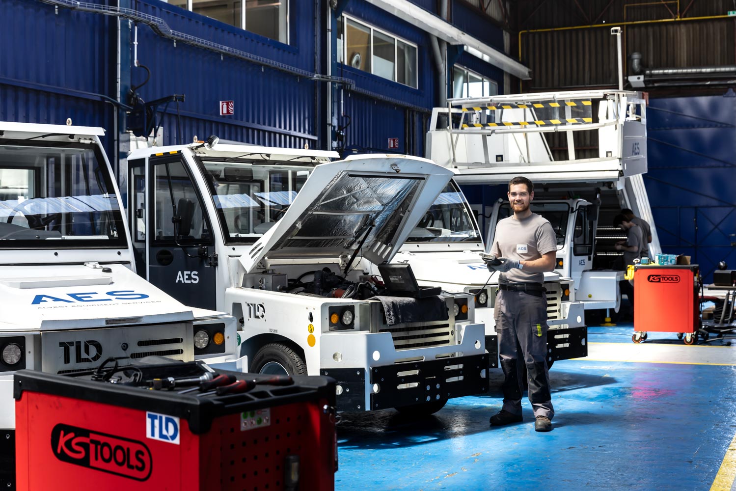 Dans les ateliers de Montlouis sur Loire, les équipes d'AES photographiées par Julien CRESP