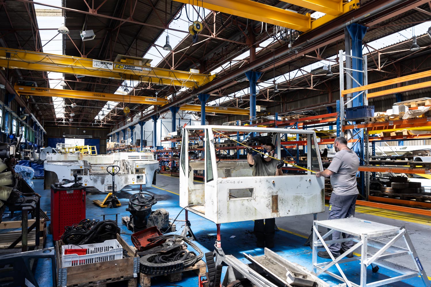 Julien Cresp photographie les équipes de la société AES