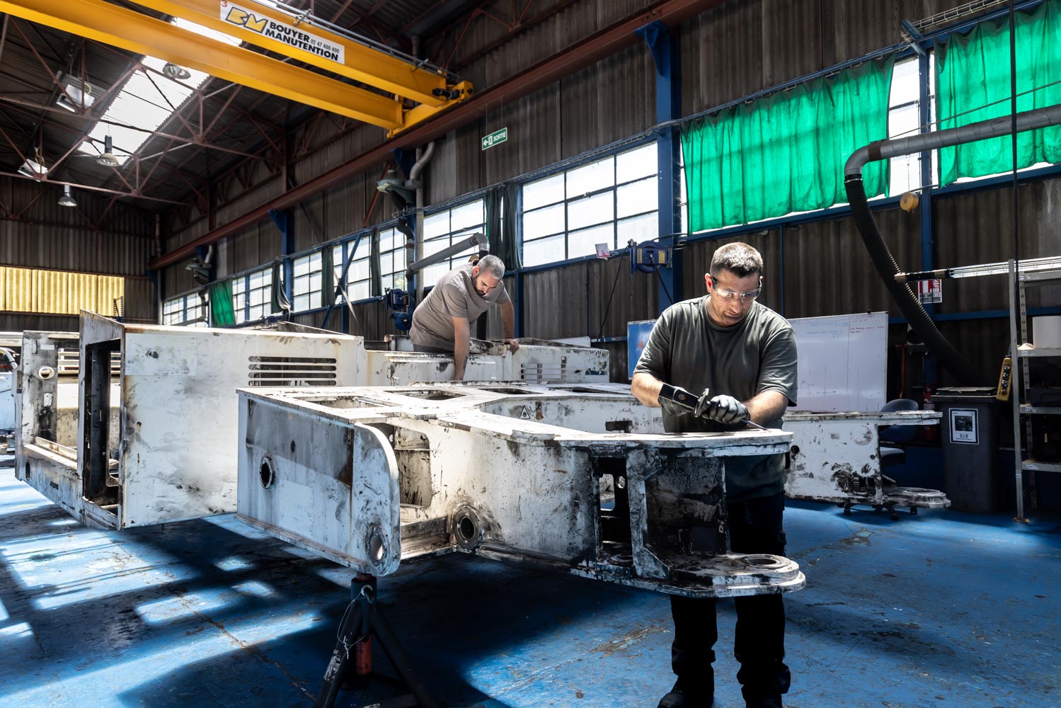 Julien Cresp photographie les équipes de la société AES