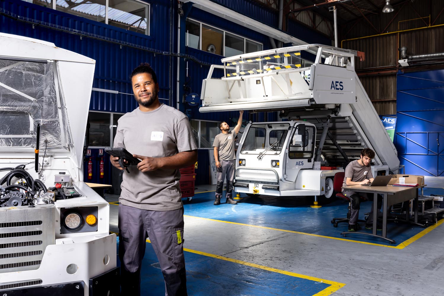 Julien Cresp photographie les équipes de la société AES