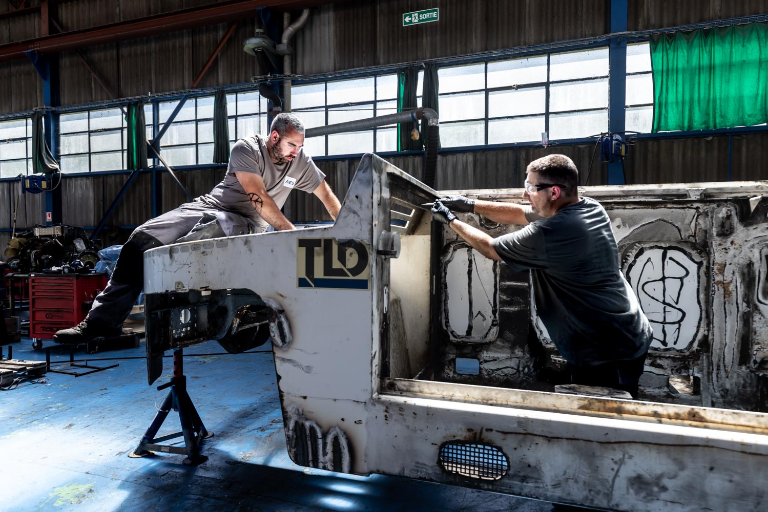 Julien Cresp photographie les équipes de la société AES